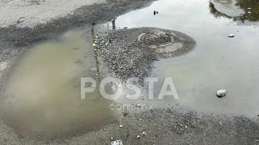 Fuga de agua potable afecta a vecinos de Valle del Roble