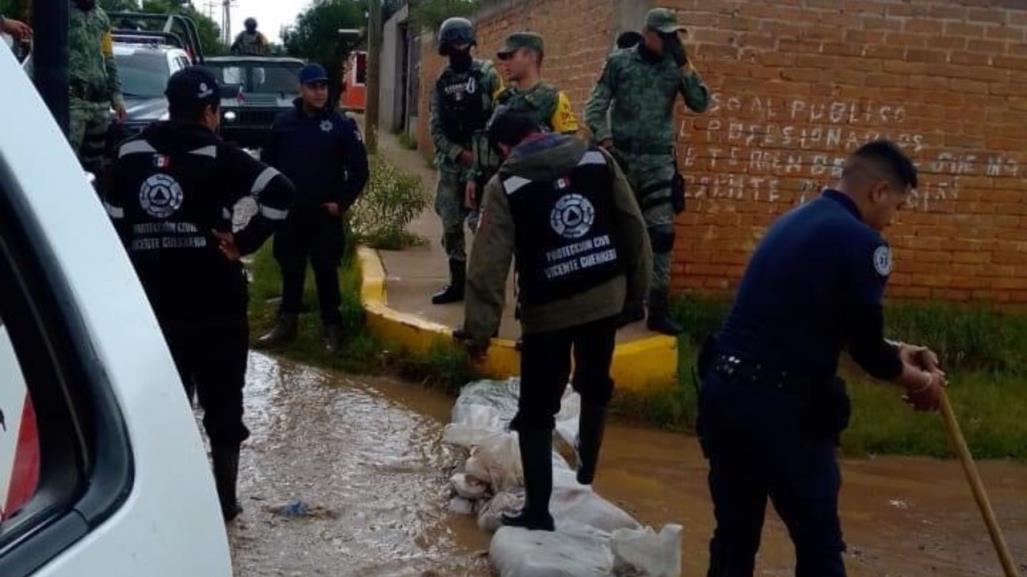 Costales de arena combaten el agua en las calles de Vicente Guerrero