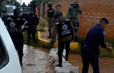 Costales de arena combaten el agua en las calles de Vicente Guerrero