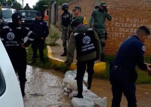 Costales de arena combaten el agua en las calles de Vicente Guerrero