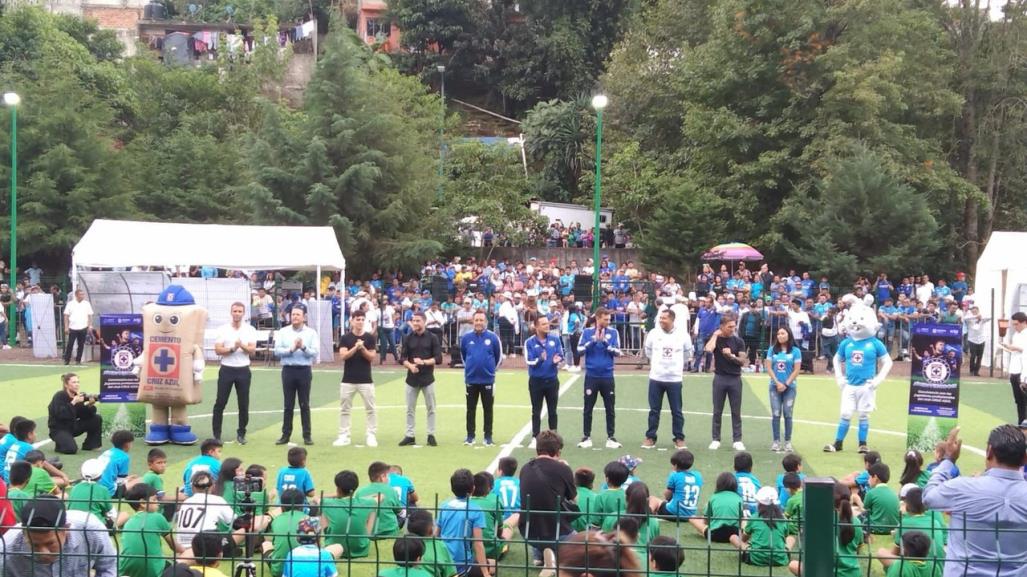 Jugadores y DT del Cruz Azul inauguran canchas en Xalapa, Veracruz