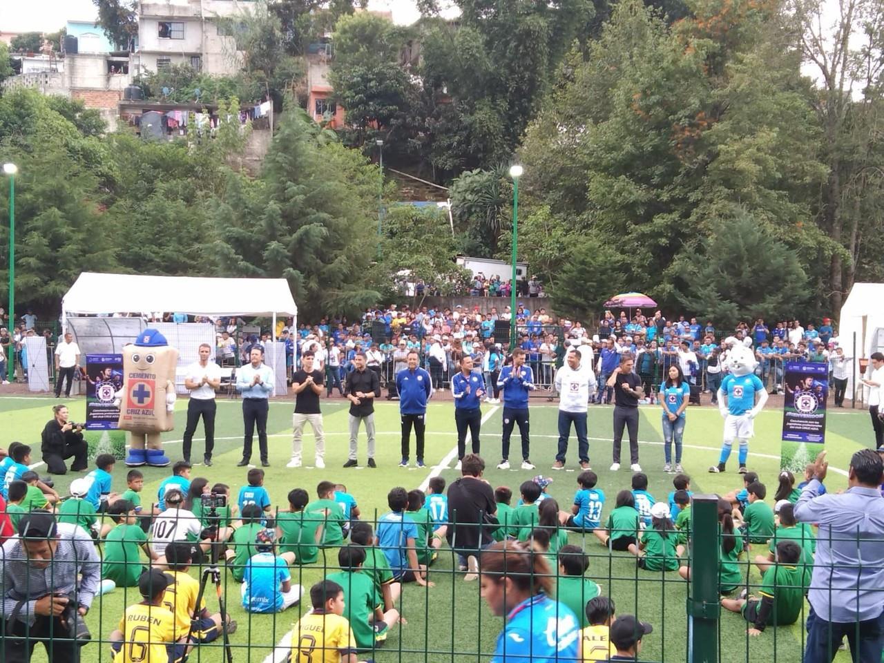 Jugadores y DT del Cruz Azul inauguran canchas en Xalapa, Veracruz