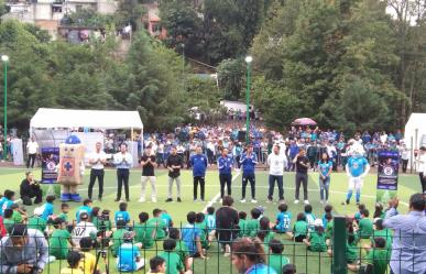 Jugadores y DT del Cruz Azul inauguran canchas en Xalapa, Veracruz