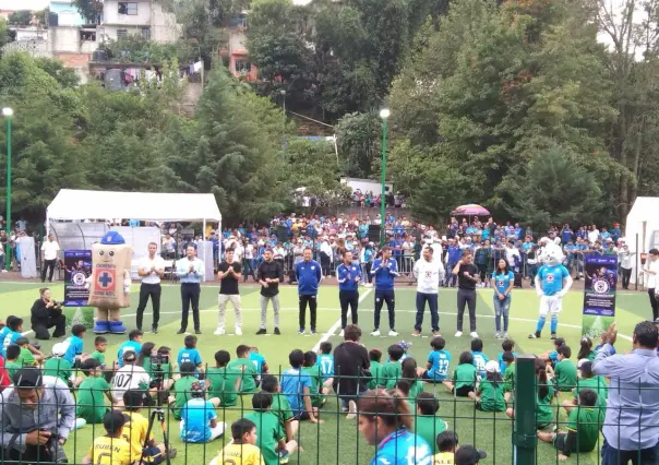 Jugadores y DT del Cruz Azul inauguran canchas en Xalapa, Veracruz