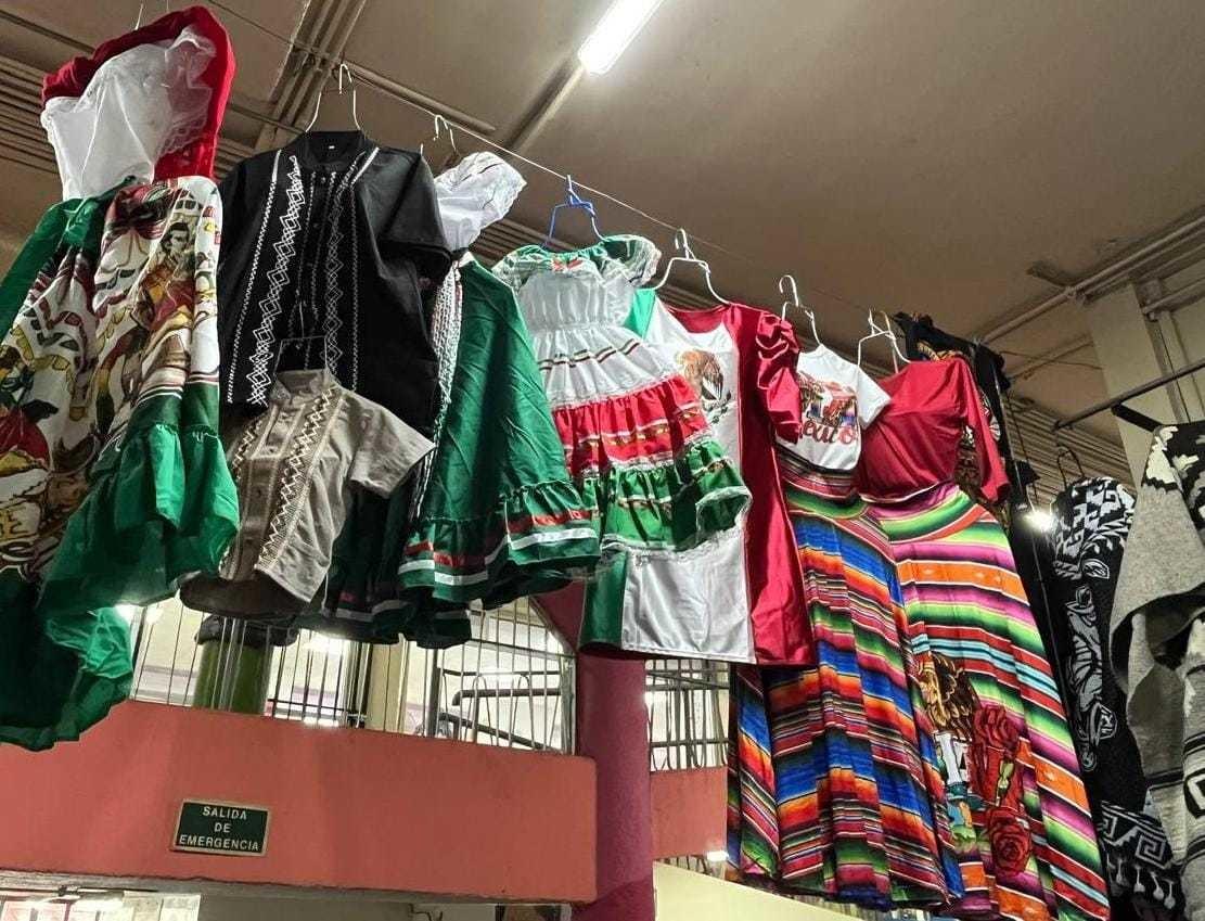 Atuendos patrios en el Mercado Juárez. Foto de Claudia Almaraz.