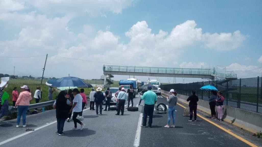 Vecinos bloquean autopista Lerma-Valle de Bravo por falta de agua