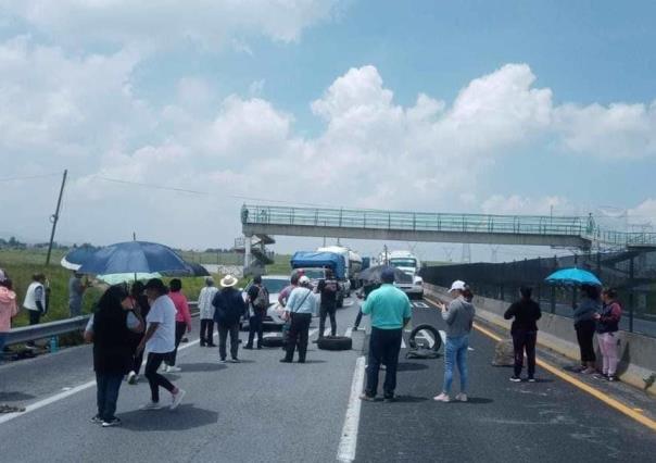 Vecinos bloquean autopista Lerma-Valle de Bravo por falta de agua