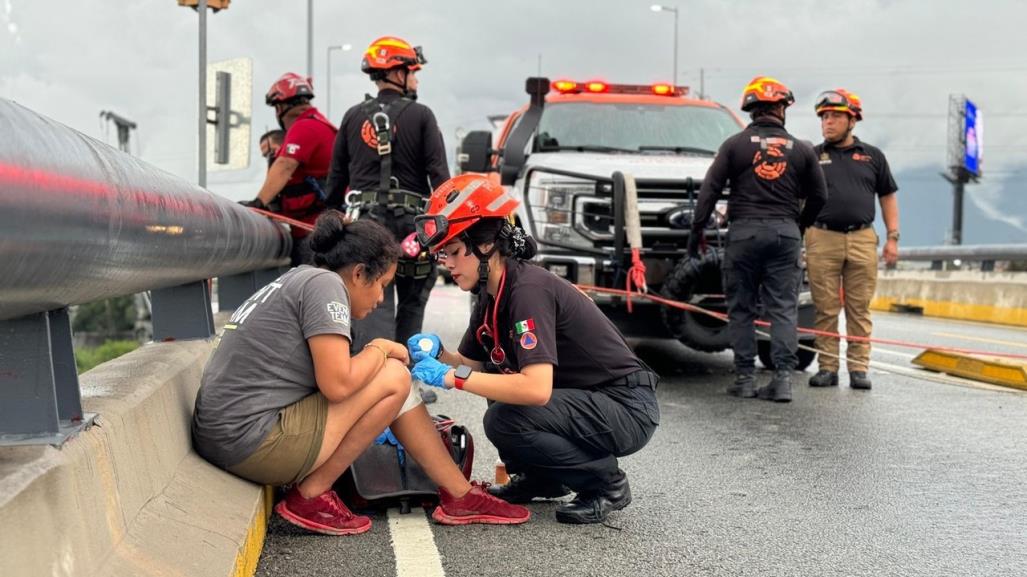 Rescatan a pareja atrapada en el río Santa Catarina