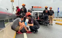 Rescatan a pareja atrapada en el río Santa Catarina