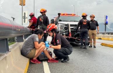 Rescatan a pareja atrapada en el río Santa Catarina