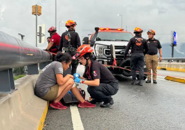 Rescatan a pareja atrapada en el río Santa Catarina