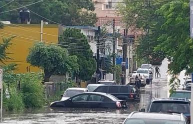 Impactante corriente arrastra autos en el sur de Tamaulipas