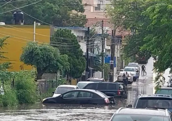 Impactante corriente arrastra autos en el sur de Tamaulipas