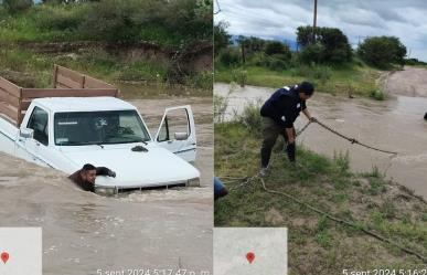 Rescatan vehículo de cause de río en Nuevo Ideal