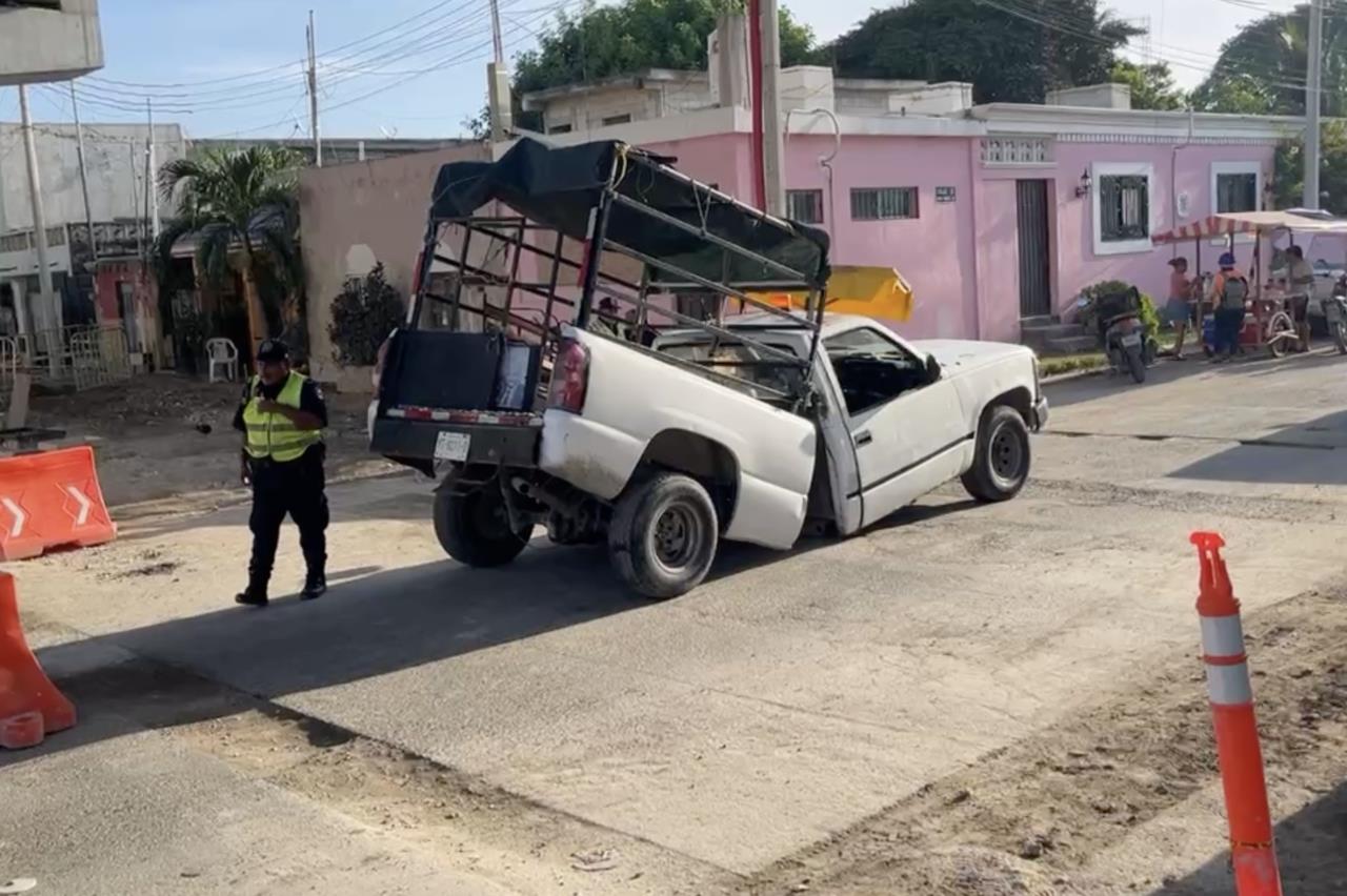 La mañana de este jueves se registró un curioso accidente en Progreso pues una camioneta se partió  a la mitad mientras circulaba.- Foto de Oseguera