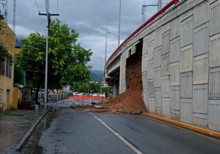 El puente estaba cerrado por deslizamientos. Foto: Raymundo Elizalde.