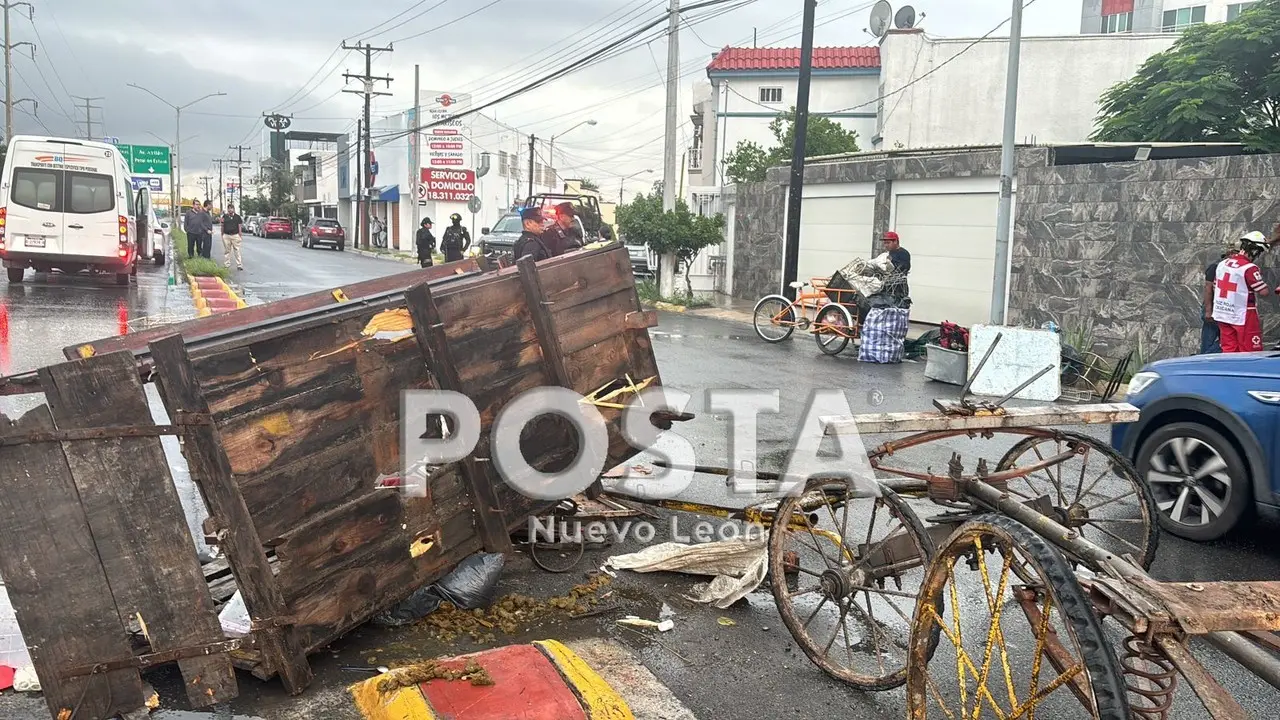 La carreta quedó destruida tras que impactara una camioneta. Foto: Raymundo Elizalde.