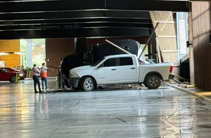 La pared de seguridad quedó destruida tras el choque. Foto: Cortesía.