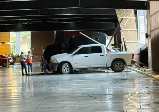 Cae camioneta encima de otros vehículos en Pueblo Serena