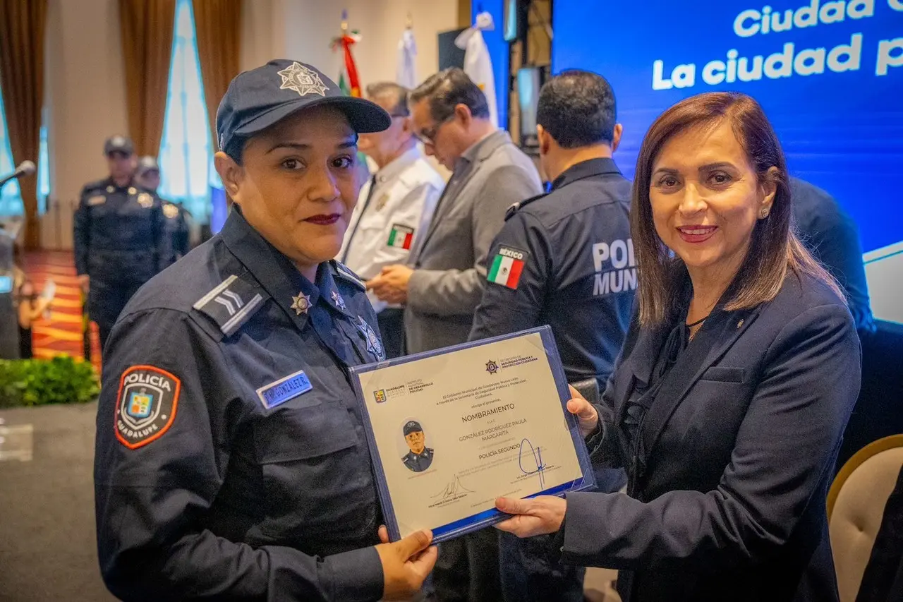 Cristina Díaz, alcaldesa de Guadalupe, reconociendo a policías. Foto: Gobierno de Guadalupe