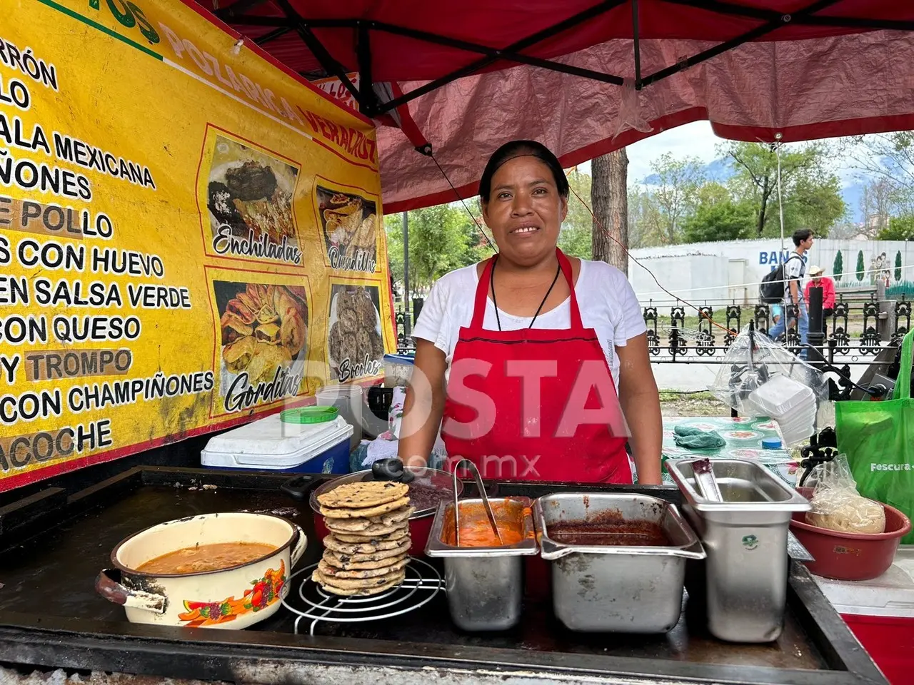 Fernanda originaria de Guerrero ha llegado para poner su negocio de tacos. Foto: Rosy Sandoval.