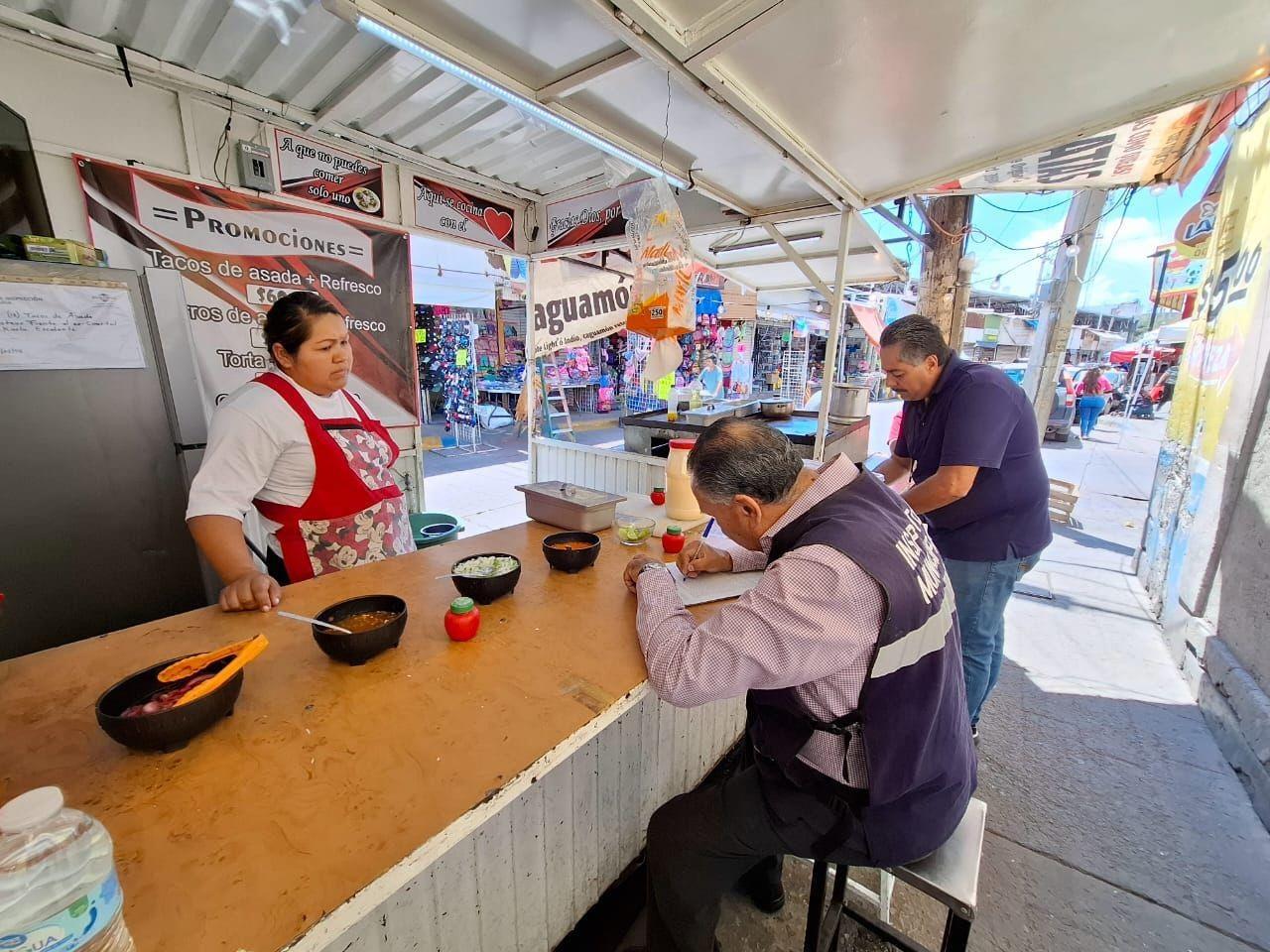 Levantaron 17 actas a comerciantes por no tener certificado médico. Foto: Jesús Carrillo.