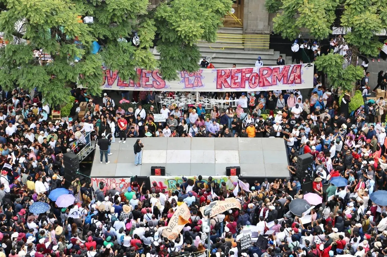 Miles de estudiantes exigen aprobación de Reforma Judicial en la SCJN