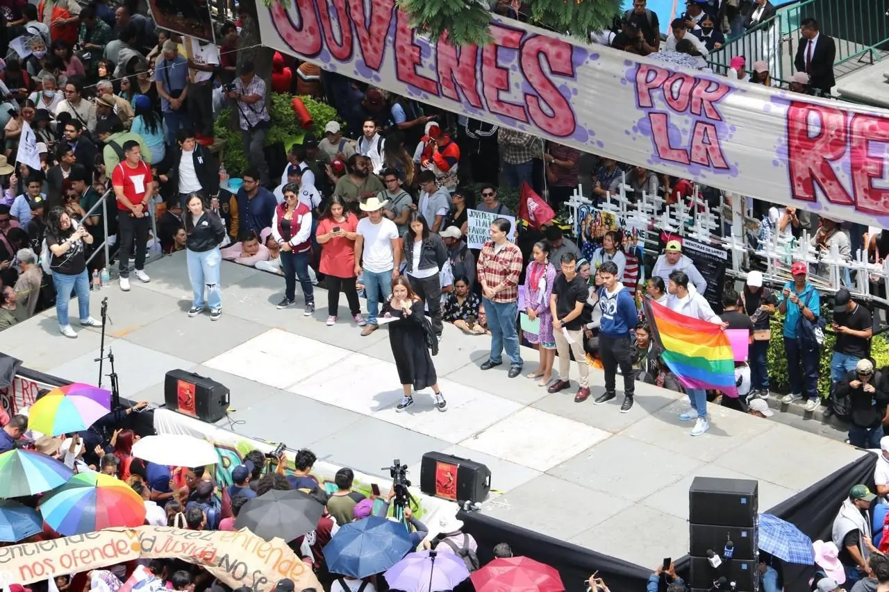 Miles de estudiantes exigen aprobación de Reforma Judicial en la SCJN