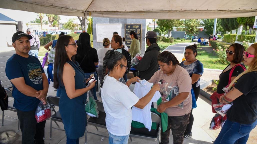 Al día, hasta 350 personas acuden al módulo para cambio de uniformes