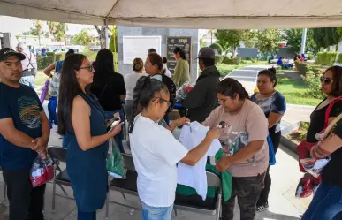 Al día, hasta 350 personas acuden al módulo para cambio de uniformes