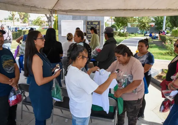 Al día, hasta 350 personas acuden al módulo para cambio de uniformes