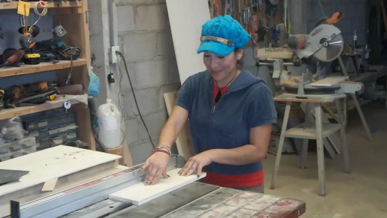 Mujer realizando trabajos de carpintería. Foto: Ayuntamiento de Gómez Palacio.