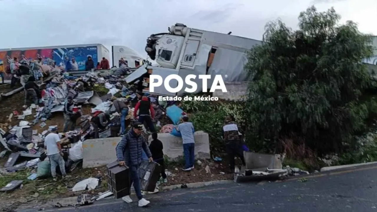 Decenas de personas se llevaron lo que pudieron del lugar del accidente. Foto: Fernando Cruz