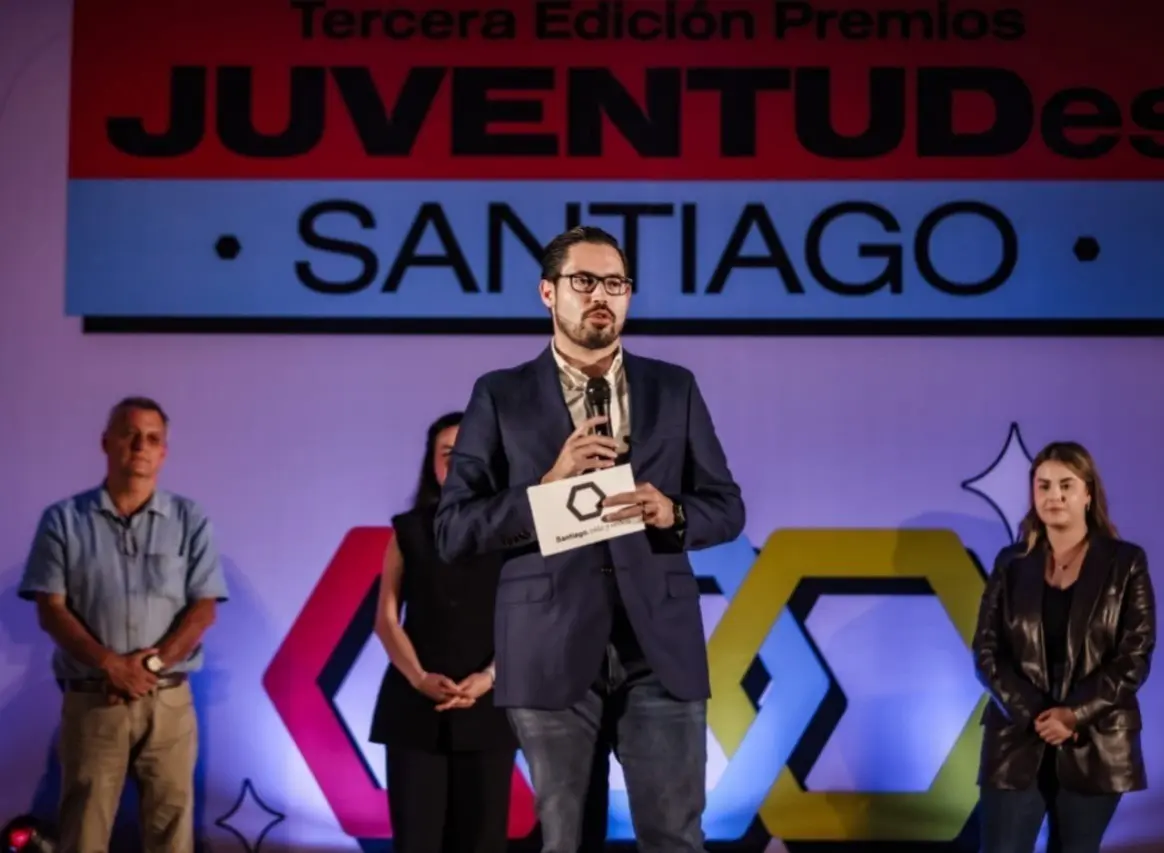 David de la Peña en la ceremonia de los Premios JuventdES de Santiago. Foto: Municipio de Santiago.