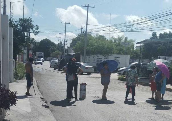 Cierran una calle del centro de Mérida ante la falta de energía