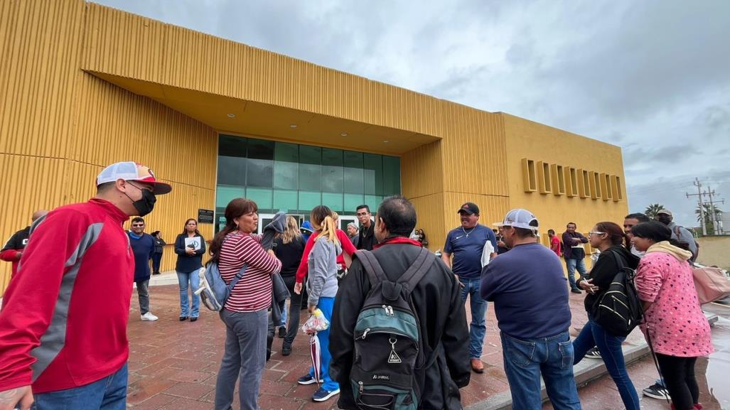 Se manifestan en la FGE en Saltillo; piden justicia por fraude de auto créditos