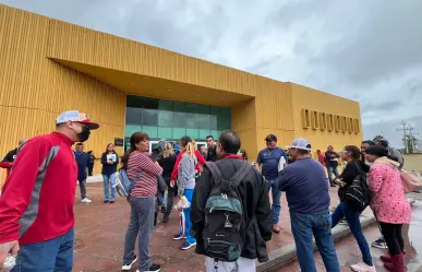 Se manifestan en la FGE en Saltillo; piden justicia por fraude de auto créditos