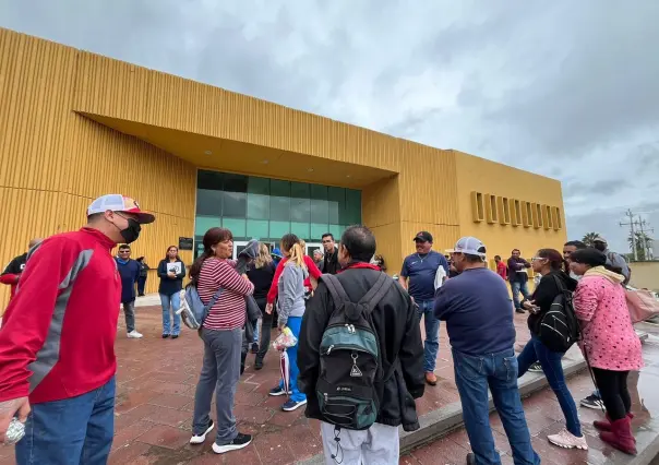 Se manifestan en la FGE en Saltillo; piden justicia por fraude de auto créditos