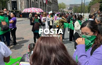 Protestan feministas frente al Congreso de Edomex; exigen despenalizar el aborto