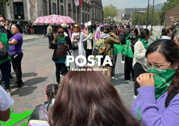 Protestan feministas frente al Congreso de Edomex; exigen despenalizar el aborto