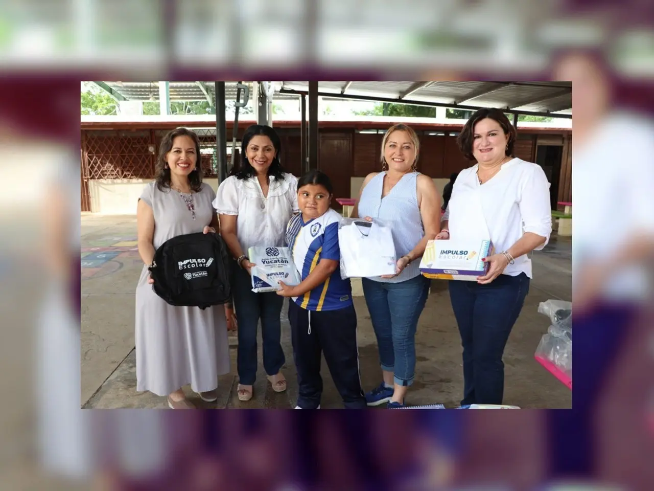 Estudiantes de la Escuela Primaria “Francisco I Madero” de Hunucmá recibieron paquetes escolares como parte de un programa de la Segey.- Foto de la Segey