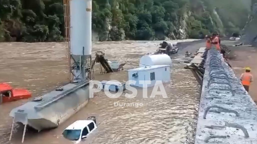 Crecida de Río Piaxtla deja vehículos de constructora de Sinaloa bajo el agua