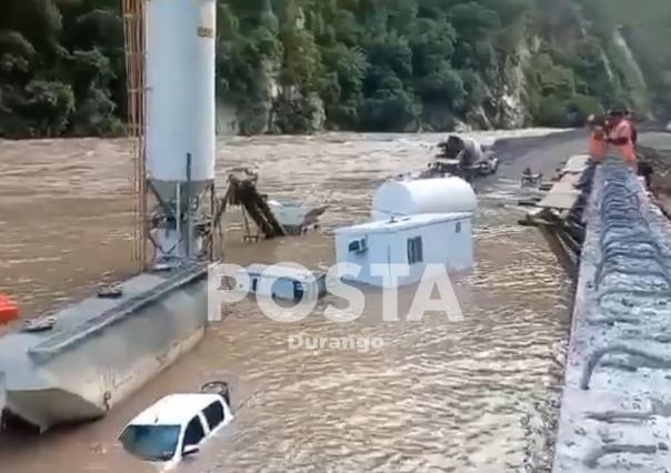 Crecida de Río Piaxtla deja vehículos de constructora de Sinaloa bajo el agua