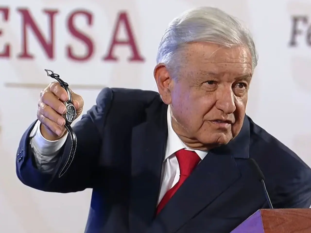 Andrés Manuel mostrando su reloj. Foto: Captura de pantalla