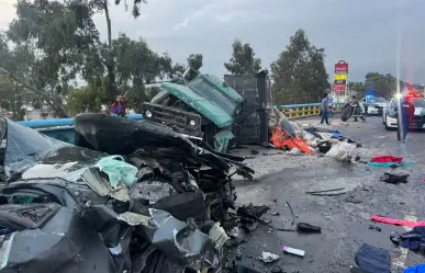 Aparatoso choque y volcadura se registra en la avenida 608 en GAM