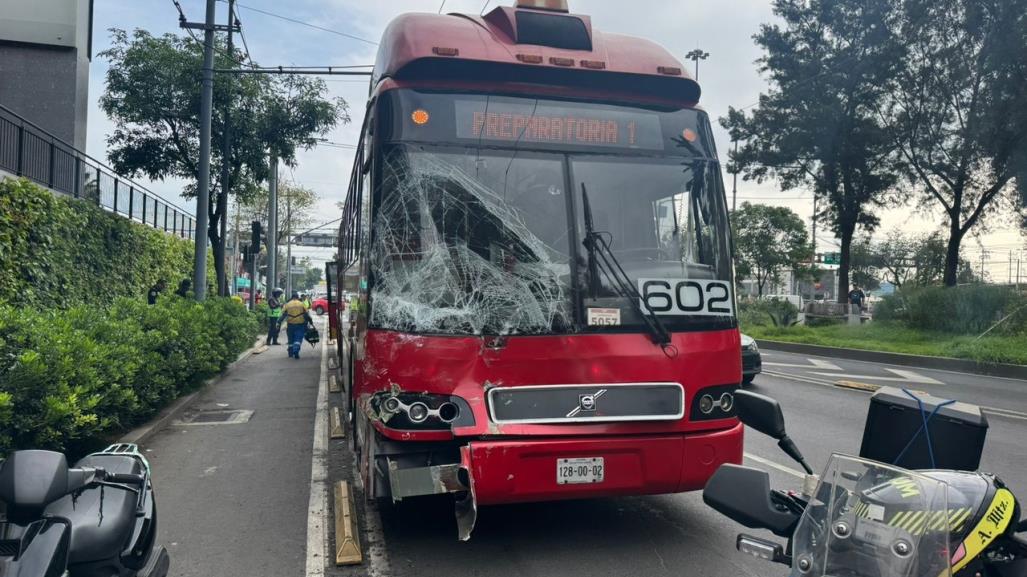 Metrobús y camión de pasajeros chocan en la GAM; hay 10 heridos