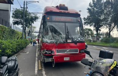 Metrobús y camión de pasajeros chocan en la GAM; hay 10 heridos