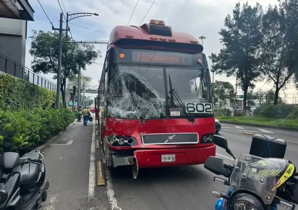 Metrobús y camión de pasajeros chocan en la GAM; hay 10 heridos