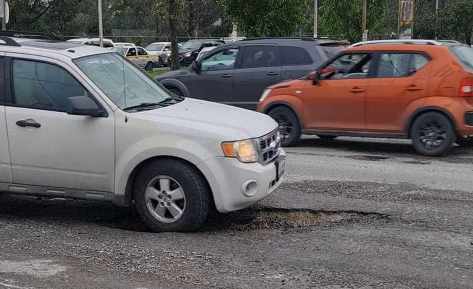 Se han registrado grandes baches en las calles de Saltillo. (Fotografía: Claudia Almaraz)