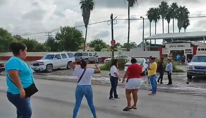 Padres de familia de la escuela primaria Justo Sierra, ubicada en el Ej. La Luz, llevaron a cabo un bloqueo de la carretera Matamoros-Victoria, en protesta por los presuntos malos manejos de recursos por parte del tesorero del plantel. Foto: Redes sociales